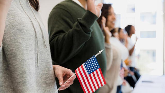  Durante la entrevista, se puede solicitar al solicitante que realice un juramento de lealtad a los Estados Unidos. Foto: Freepik    