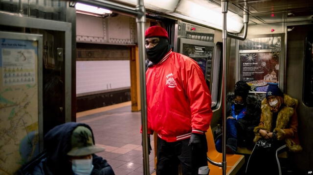  Vestidos con uniformes rojos distintivos, los Ángeles Guardianes son fácilmente reconocibles en el transporte público. Foto: Foto Voz de América   