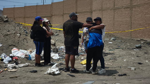 Familiares de Daniel Castillo se han acercado para identificar el cuerpo. Foto: Mirian Torres/La República    