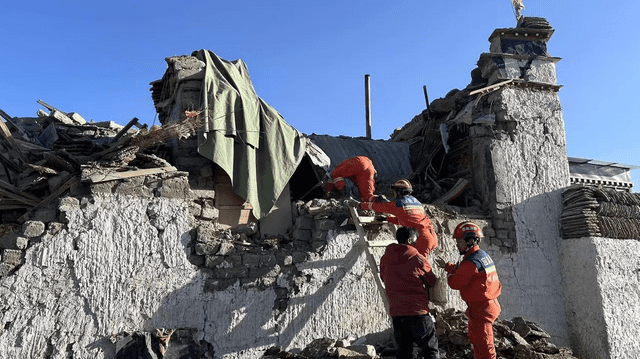  Bomberos se apersonaron a los lugares más perjudicados por el terremoto para iniciar con las labores de rescate. Foto: LaSexta.    