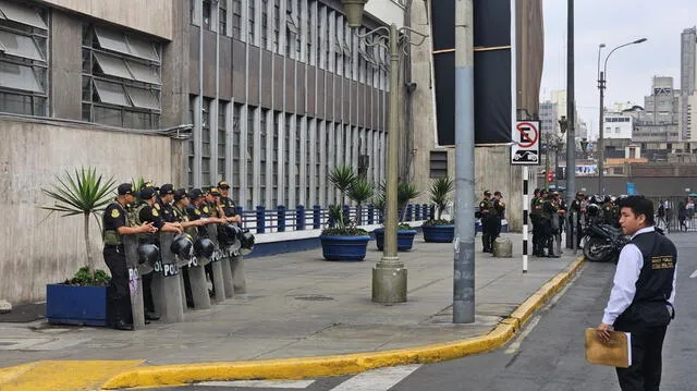 Escenario de la Fiscalía previo a la llegada de Dina Boluarte. Créditos: Rosa Quincho / URPI-LR Escenario de la Fiscalía previo a la llegada de Dina Boluarte. Créditos: Rosa Quincho / URPI-LR