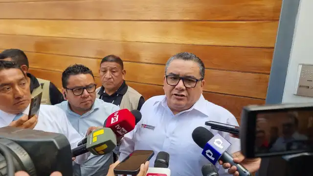  Declaraciones de Juan Santiváñez a la prensa tras allanamiento en su domicilio por presunto abuso de autoridad por audios con Junior Izquierdo. Foto: Composición/LR 