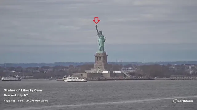<em>Escena registrada el 6 de marzo de 2025 a la 1:04 p.m. (hora peruana). La señal roja expone las llamas que desprende la antorcha. Foto: captura de EarthCam</em>   