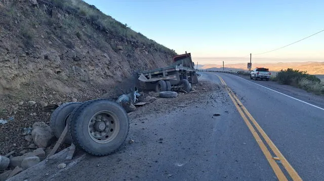 Camión despistado en la carretera. Foto: Policía Nacional   