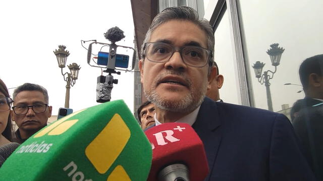  José Domingo Pérez en las inmediaciones del Ministerio Público. Foto: Kevinn García/LR   