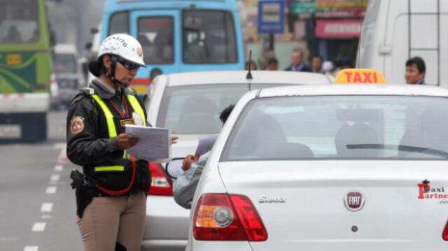Policía colocando multa a conductor. Foto: CDN Policía colocando multa a conductor. Foto: CDN