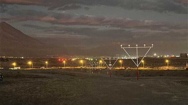 El aeropuerto Alfredo Rodríguez Ballón de Arequipa reactivó sus vuelos nocturnos tras la instalación de un moderno sistema de iluminación con 16 torres y 90 luminarias de última generación. Foto: Corpac 