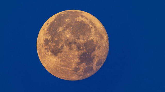  La Luna del Ciervo tendrá un color naranja debido a la dispersión de Rayleigh, un fenómeno que ocurre cuando la luz atraviesa la atmósfera. Foto: IStock   