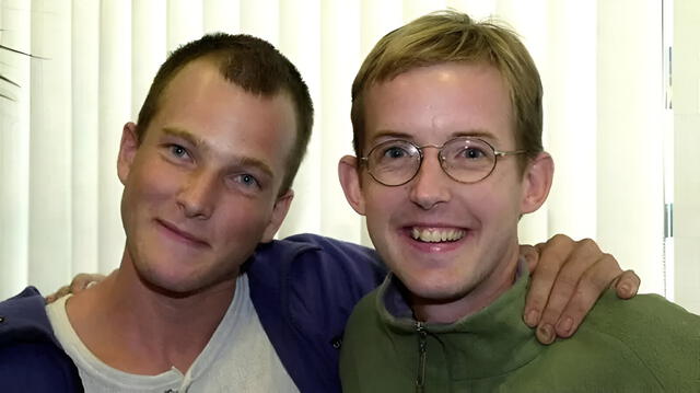 Tom y Paul cuando regresaron al aeropuerto de Londres tras ser liberados en diciembre del 2000. 