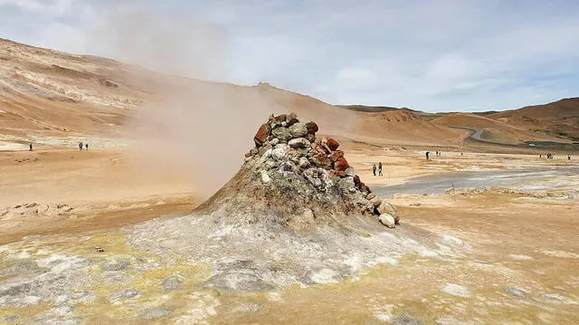 Una fumarola activa expulsa gas sulfhídrico, que contiene hidrógeno y azufre. Foto: Energy Una fumarola activa expulsa gas sulfhídrico, que contiene hidrógeno y azufre. Foto: Energy