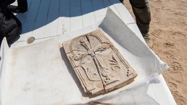  La cruz incluye la representación del Gólgota, la colina donde los cristianos creen que Jesús fue crucificado. Foto: DCT de Abu Dabi.   