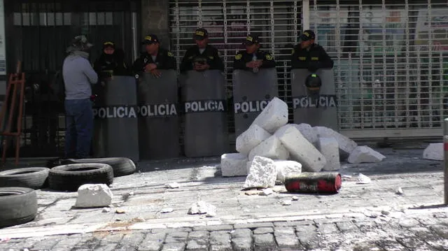 Policía Nacional resguardando el lugar tras el incendio. Foto: Mirelia Quispe   