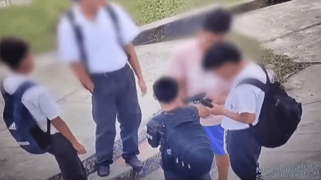  Escolares manipulando réplica de arma de fuego. Captura: ATV    