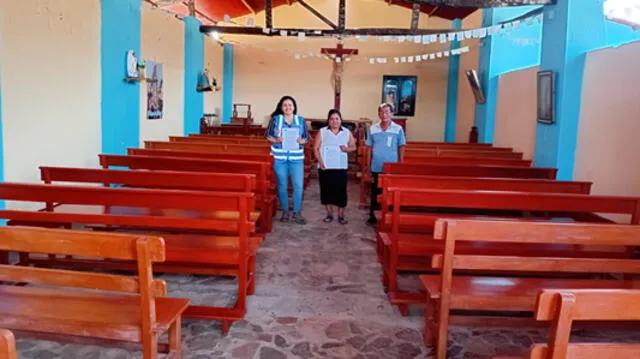 Banca de madera junto a una silla de color naranja  El contenido generado por IA puede ser incorrecto.