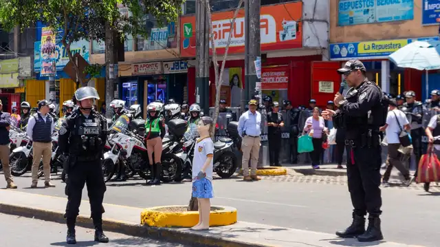 Despliegue policial en Gamarra es mayor para esta campaña navideña a diferencia del año anterior. Foto: Gamarra   