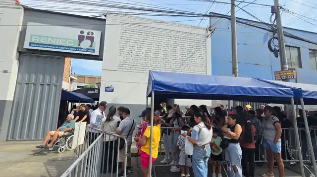 Las largas esperas para gestionar el DNI en la sede del Reniec de Independencia se complican con la venta informal de puestos preferenciales. Foto: LR   