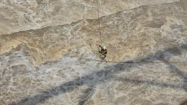 Efectivo en el río Rímac desciende para las diligencias respectivas. Foto: Francisco Erazo   