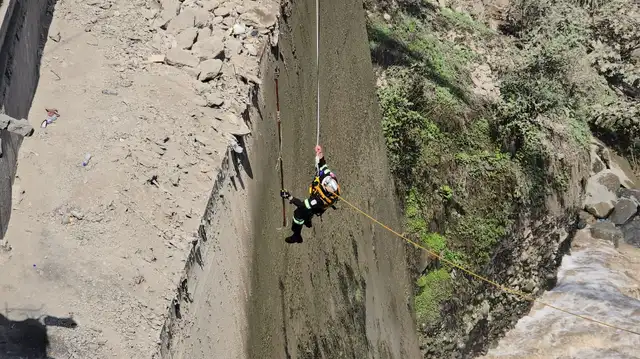 Equipo de rescate se turna para ingresar a la rivera del río. Foto: Francisco Erazo   