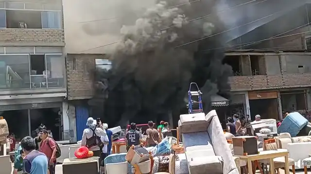 Incendio se registró en zona conocida por la venta de muebles. Foto: difusión   