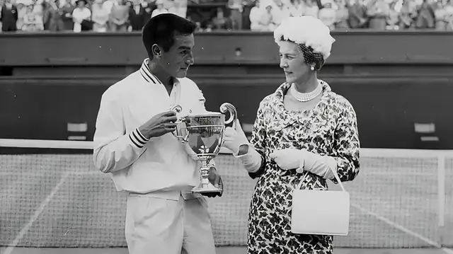 1959. Alejandro Olmedo y la duquesa de Kent, en Wimbledon. Foto: Difusión. 1959. Alejandro Olmedo y la duquesa de Kent, en Wimbledon. Foto: Difusión.
