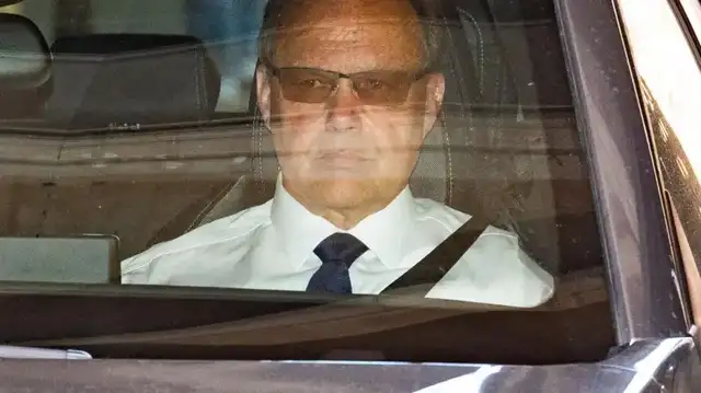 El padre de Cat fue condenado a cadena perpetua por el asesinato de su esposa. El padre de Cat fue condenado a cadena perpetua por el asesinato de su esposa.