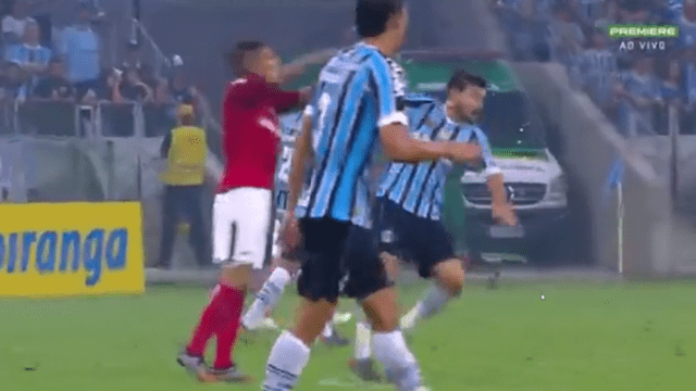 Paolo Guerrero estuvo a punto de ser expulsado por empujón a rival [VIDEO]