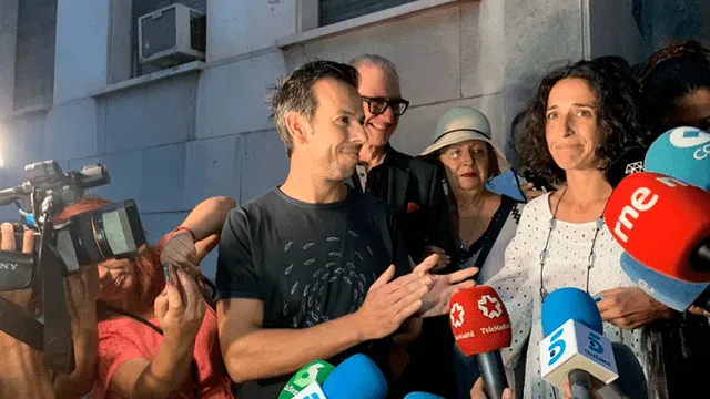 Ángel Cruz y Patricia Ramírez en las puertas de la Audiencia de Almería tras escuchar anoche el veredicto que condenó por asesinato con alevosía a Ana Julia Quezada (Mayka Navarro)