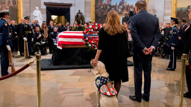 La conmovedora despedida de la mascota Sully durante el funeral de George Bush