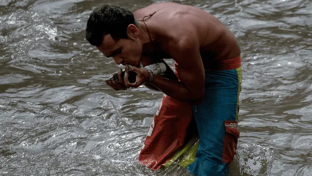 "Mineros" del río Guaire: vivir de las cloacas en Venezuela [FOTOS]