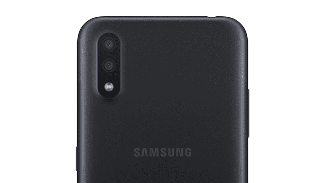 El Samsung Galaxy A01 cuenta con doble cámara trasera de 13 MP + 2 MP.