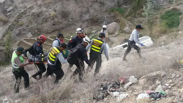 Arequipa: Joven salva de morir tras volcarse a bordo de su combi 