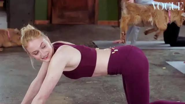 Actriz Sophie Turner usa cabras para hacer yoga  Vogue España  Hollywood  USA