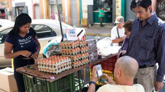 Venezuela: cada vez que sube el salario mínimo se puede comprar menos comida 