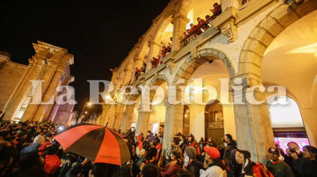 Hinchas salieron a las calles de Arequipa para alentar a Melgar frente a su partido con Deportivo Cali. Foto: Rodrigo Talavera/La República