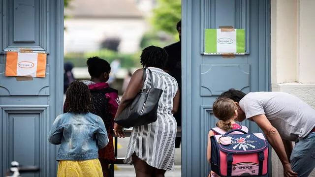Estudio realizadado en una comuna de Francia arrojó que los niños en las escuelas no son tan contagiosos. Foto: AFP.