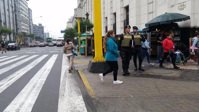 Ambulantes y gran ruido invaden el centro de Lima [FOTOS]