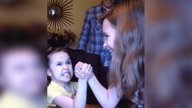 Facebook viral: Niña juega a las 'vencidas' con su hermana y sus gesto generan las risas de miles [VIDEO]