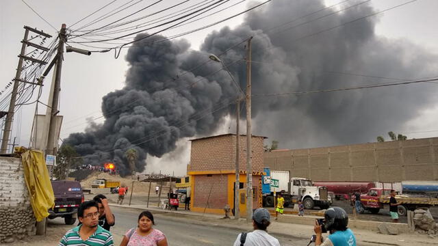 Huachipa: incendio de grandes proporciones consume fábrica de plástico [VIDEOS] 