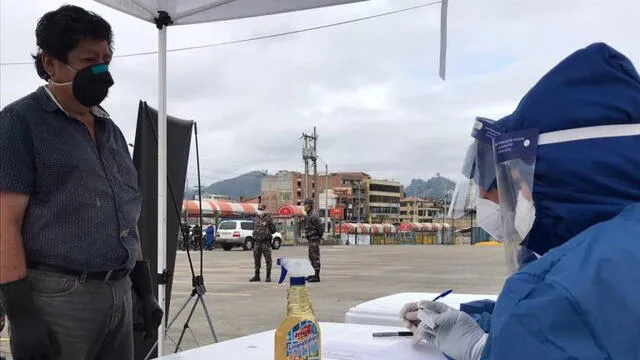 Comerciantes minoristas se someten a pruebas rápidas en Ecuador. (Foto: Extra de Ecuador)