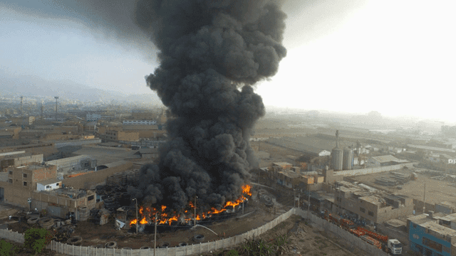  Incendio en Comas: se reavivó el fuego tras remoción de escombros [EN VIVO]