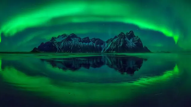 Fotografía de una aurora boreal en Stokksnes (Islandia), ganadora del Premio Caroline Mitchum. Foto por Wojciech Kruczynki.