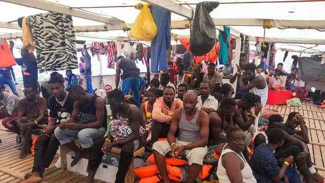 Migrantes en el barco de Open Arms. Foto: AP.