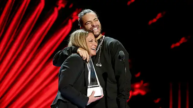 Ana María Polo le robó un beso a Maluma en los Latin AMAs 2018 [VIDEO]