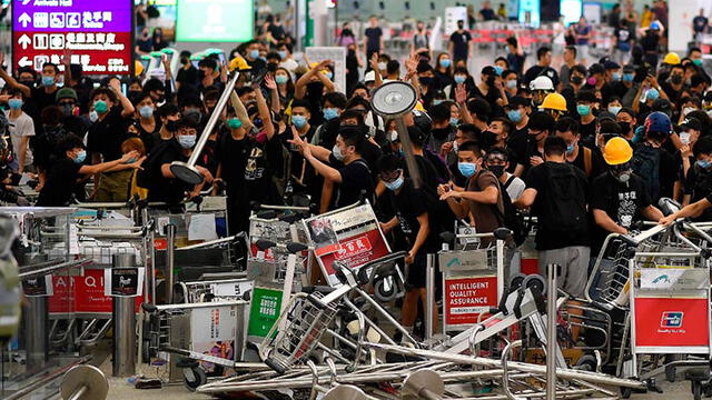Los manifestantes arman todo tipo de barricadas en el aeropuerto internacional de Hong Kong. Foto: AFP.