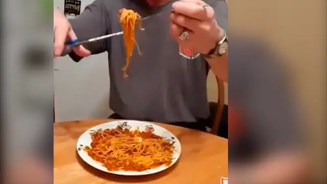 Facebook viral: Abuelo usa extraño truco para comer fideos y causa furor en las redes [VIDEO]