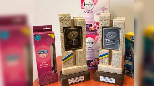 Deportistas ganan campeonato de squash y reciben un juguete sexual como premio Deportistas ganan campeonato de squash y reciben un juguete sexual como premio