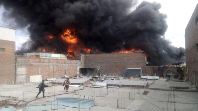 Arequipa: Gigantesco incendio frente a mercado San Camilo fue controlado por más de 80 bomberos [VIDEO]