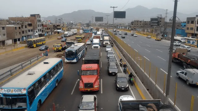 Vía de Evitamiento: Gran congestión vehicular por derrame de aceite 