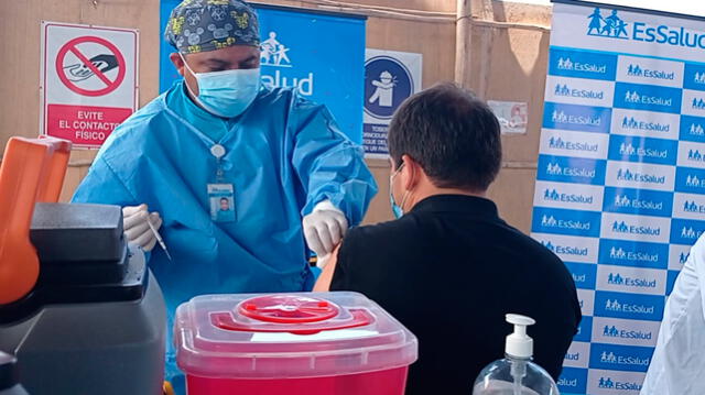 Inmunización a trabajadores por personal de EsSalud