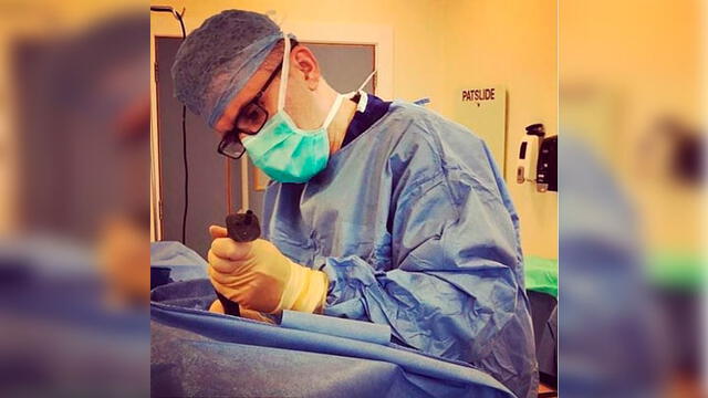 Cirujano es investigado por tener relaciones sexuales con su paciente tras operarle los senos